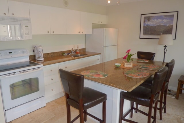 Island counter for dining, kitchen with all appliances - 201 Ohua Ave