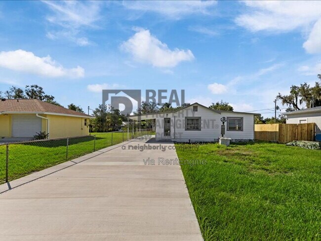 Building Photo - 8025 Roy Dr