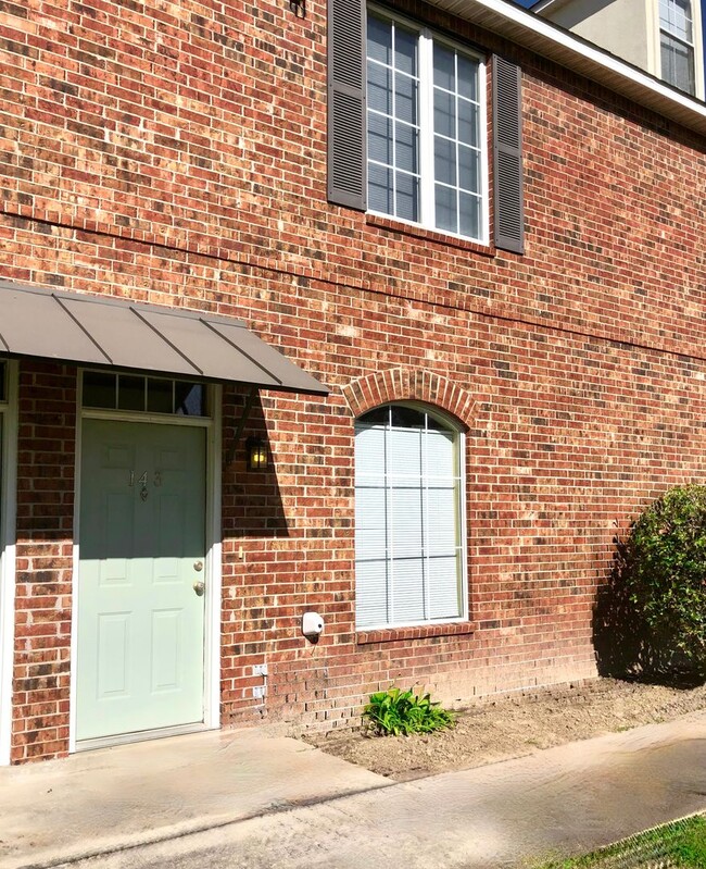 Building Photo - 3 Bedroom Townhouse Available now  in a de...