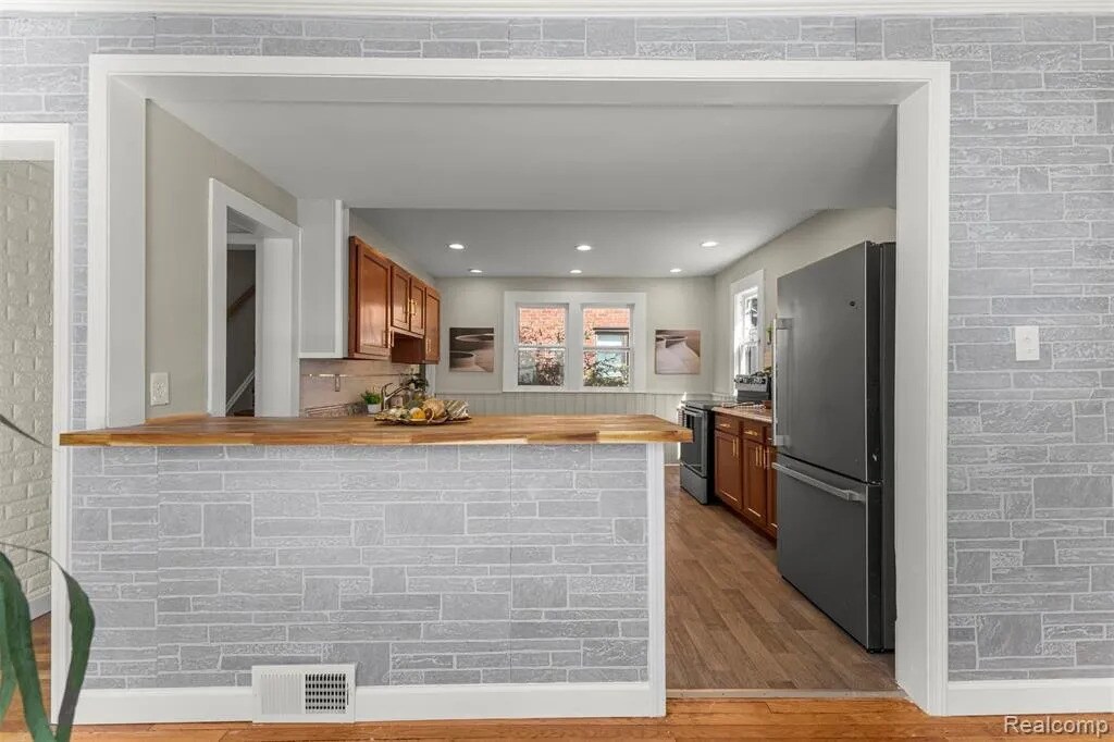 Building Photo - 3369 Pelham St