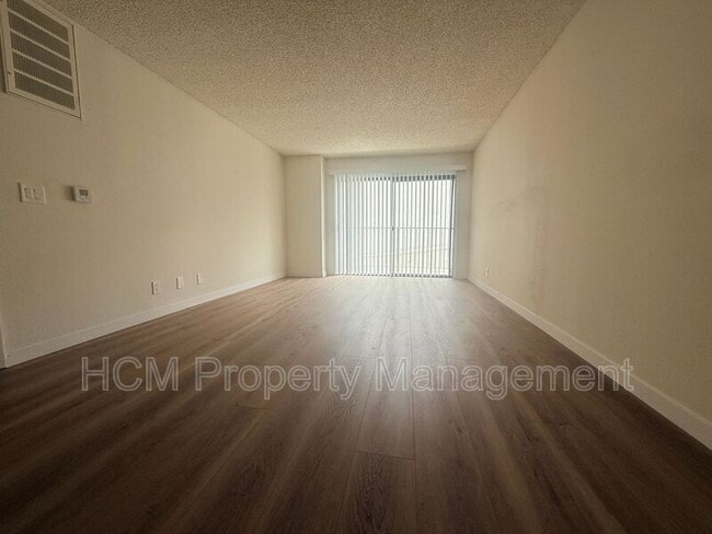 Building Photo - 10418 Scoville Ave