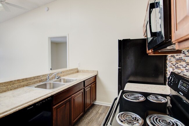 Building Photo - 2 Bedroom, 2 Bath Updated Condo, Newpointe...