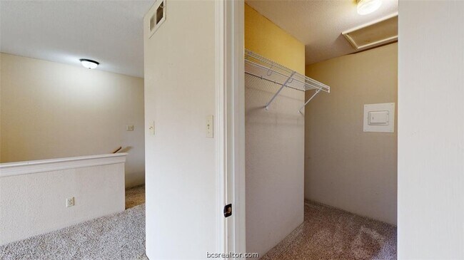 Building Photo - 904 University Oaks Blvd