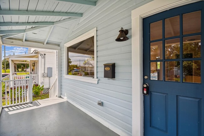 Building Photo - Historic Ybor City Bungalow!