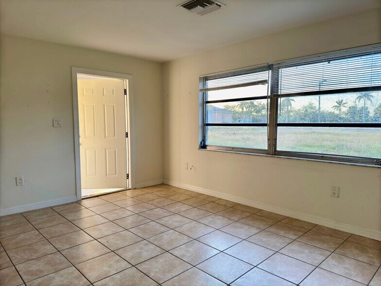 Building Photo - 230 SW 47th Ter