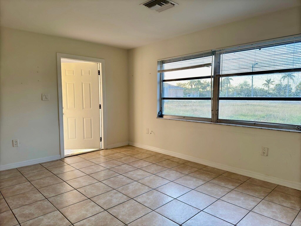 Building Photo - 230 SW 47th Ter