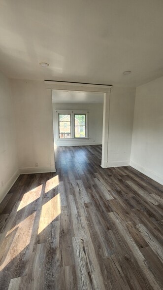 Building Photo - 121 Maple Ave