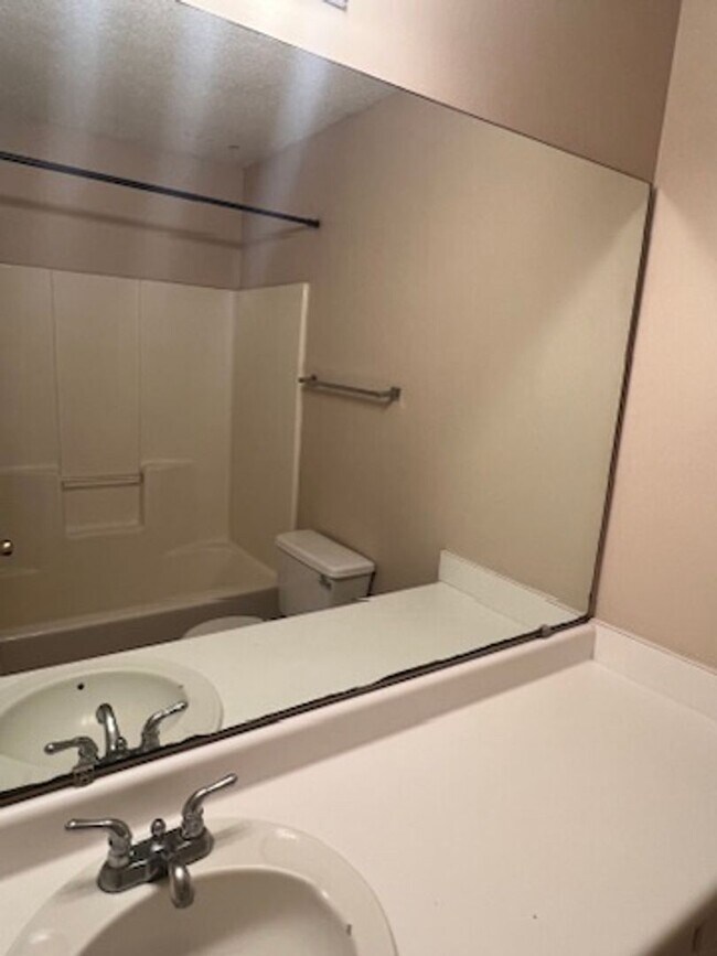 Building Photo - Two Story 3BR 2.5 Bath Available Early Sep...