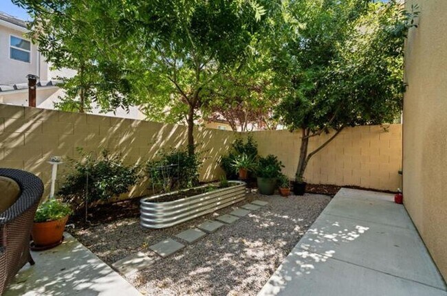 Building Photo - $2,295 Barstow & De Wolf, 3 Bedroom House ...
