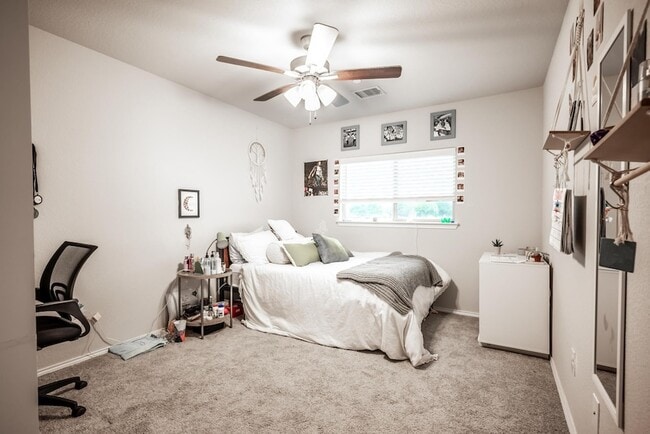 Building Photo - 2204 Greystone Dr