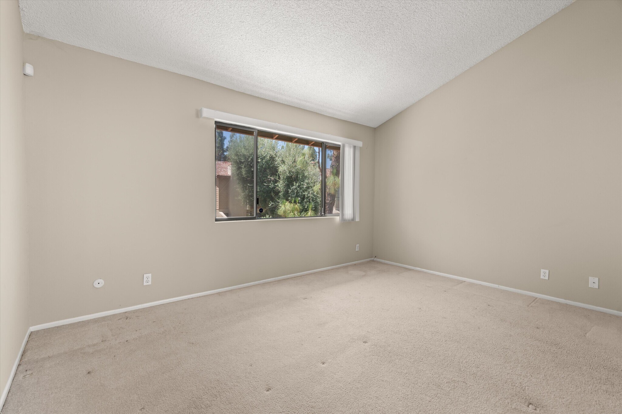 Building Photo - 5720 Owensmouth Ave