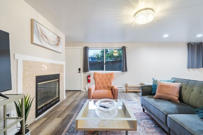 Building Photo - 3202 15th Ave W