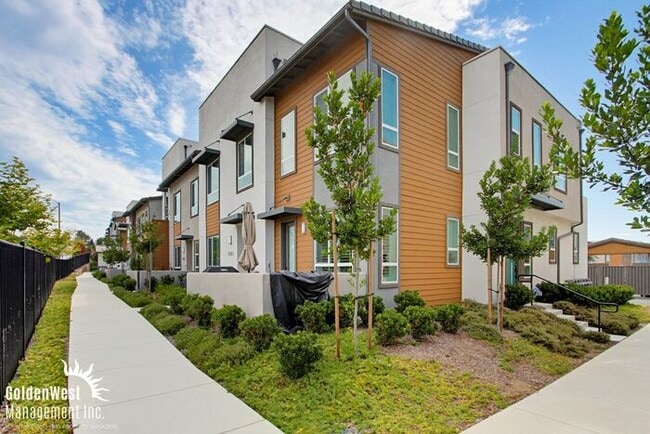 Building Photo - Modern 3Bdm 2.5Ba Unfurnished Town-Home in the Soltaire Community!