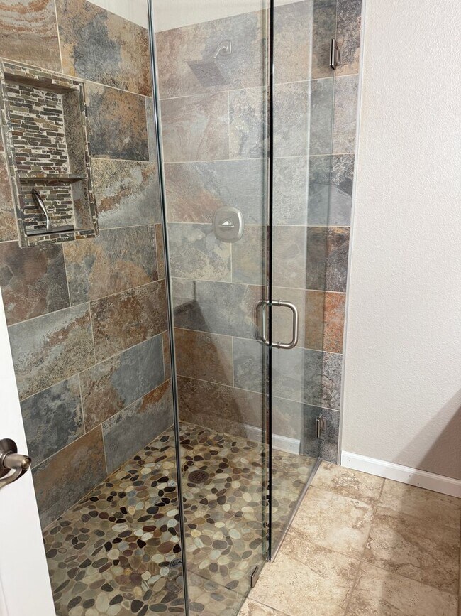 Building Photo - Charming 2-bedroom, 2-bathroom home locate...