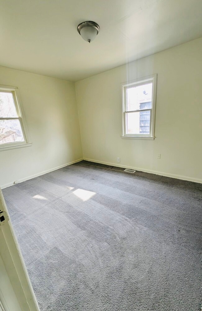 Building Photo - 2513 Lester St