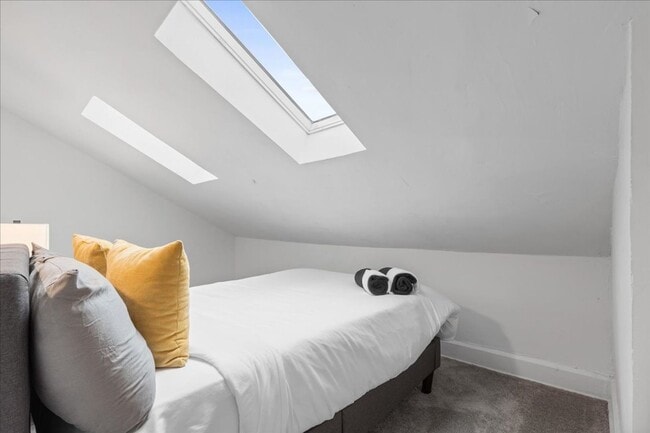 Building Photo - Renovated 3-bed, 2.5-bath house in Heart o...