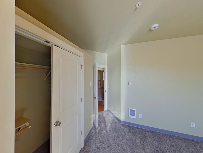 Building Photo - 1991 Oak St