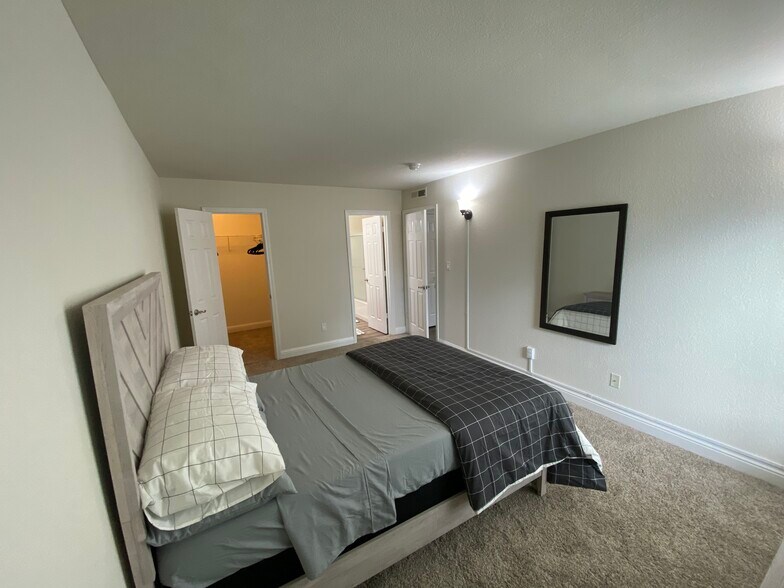 Building Photo - 2881 Huntington Blvd