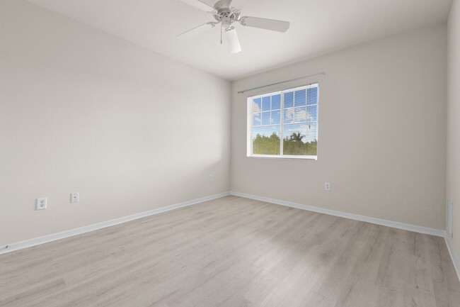 Building Photo - Stylish and luxurious 1-bedroom, 1-bath co...