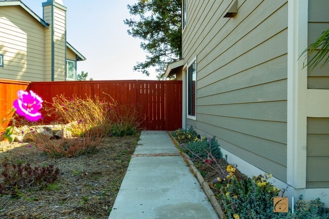 Building Photo - Enjoy Carlsbad living in this beautifully ...