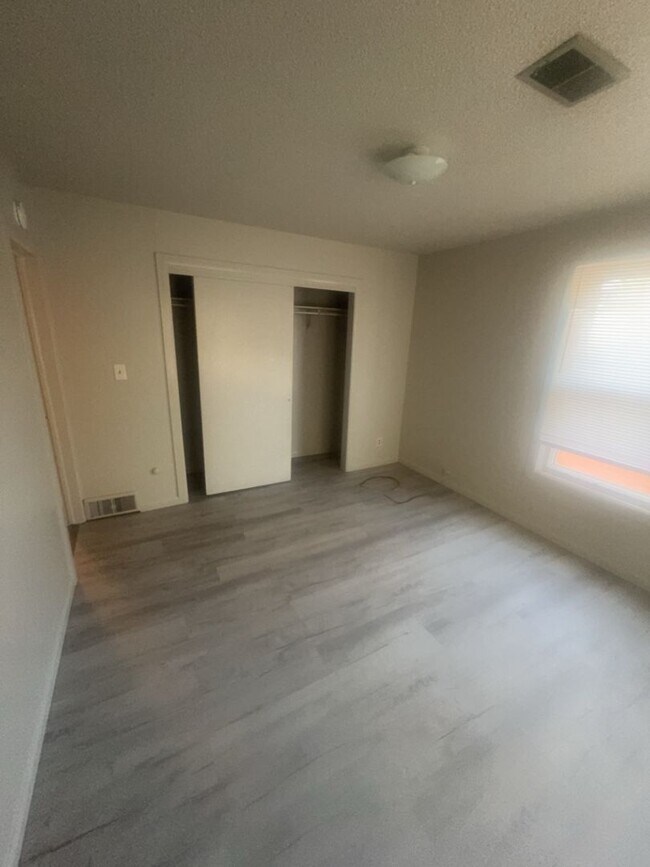 Building Photo - 2 Bed / 1 Bath Top-Floor Apartment – Acros...