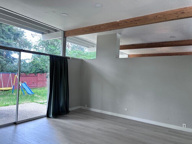 Building Photo - Three Bedroom Two Bathroom Home with Den/Home Office
