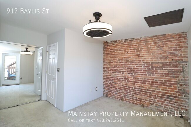 Building Photo - 2 Bedroom Rowhome w/ Rooftop Deck!