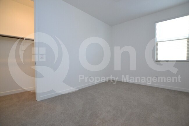 Building Photo - 9213 W Glenrosa Ave