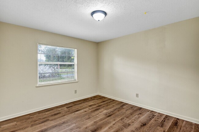 Building Photo - Charming 2-Bedroom Apartment for Rent – Great Location in Ocala! Deposit-Free Move-In Available!