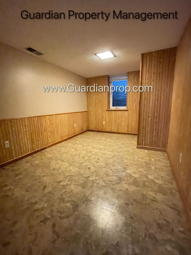 Building Photo - Single Family Home Featuring 2 Baths, 2 Car Garage, Fireplace, and Fenced in Yard