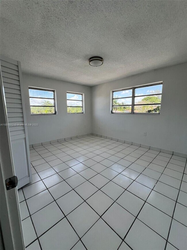 Building Photo - 751 Flagami Blvd