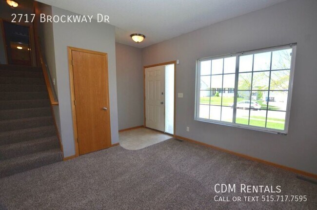 Building Photo - Huge DSM Split Level!