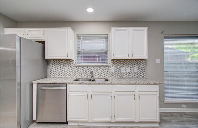 Building Photo - Village Park Drive, Missouri City, TX 77489 - 5 BR 2.5 BA single-family home