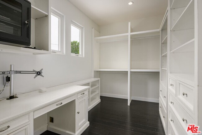 Building Photo - 2627 Castle Heights Pl