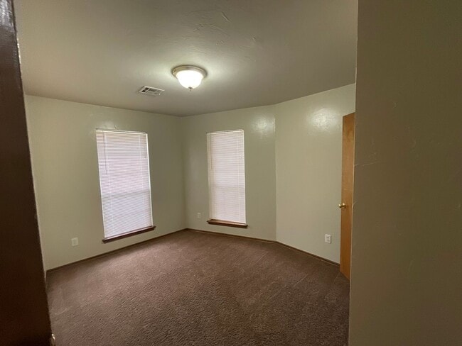 Building Photo - 4 bed, 2 bath, brick, gas stove, dishwashe...
