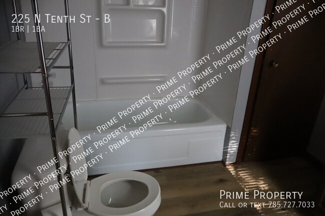 Building Photo - 225 N Tenth St-B