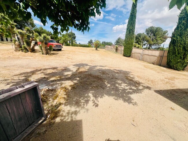 Building Photo - Scenic Hillside Living – Spacious 3 Bed, 2 Bath with Sweeping Views