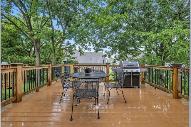 Building Photo - Spotless 3BR/2.5BA townhome minutes from West End, Downtown Nashville!