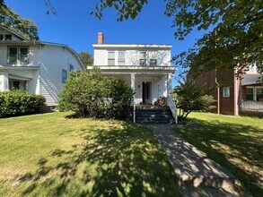 Building Photo - Spacious 4-Bedroom Home