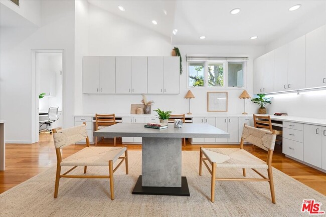 Building Photo - 211 S Valley St