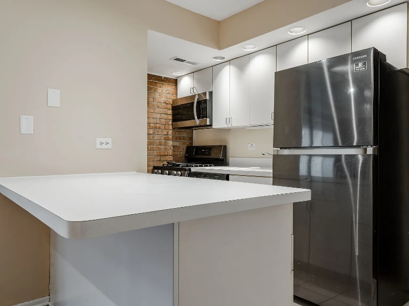 Building Photo - 713 W Diversey Pkwy