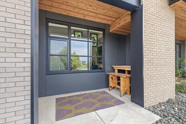 Building Photo - Hip Strip Furnished Condo in Reed Building $2,500 / Month - DATES NEGOTIABLE