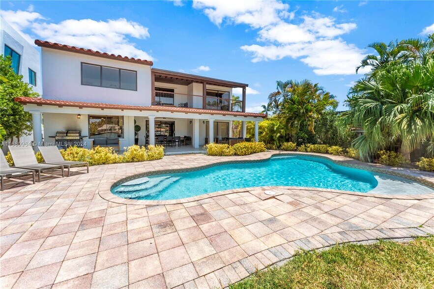 Primary Photo - 7536 W Treasure Dr