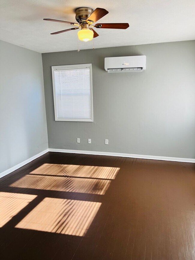 Building Photo - Updated 2 Bedroom Near Downtown Junction City