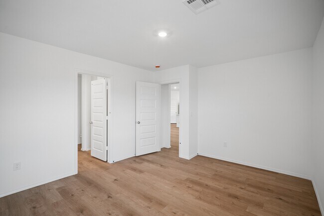 Building Photo - 2123 W 30th Pl