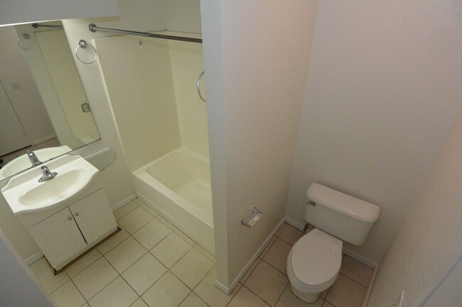 Building Photo - 2 BD 1 BA Upstairs Condominium, Gated Comm...