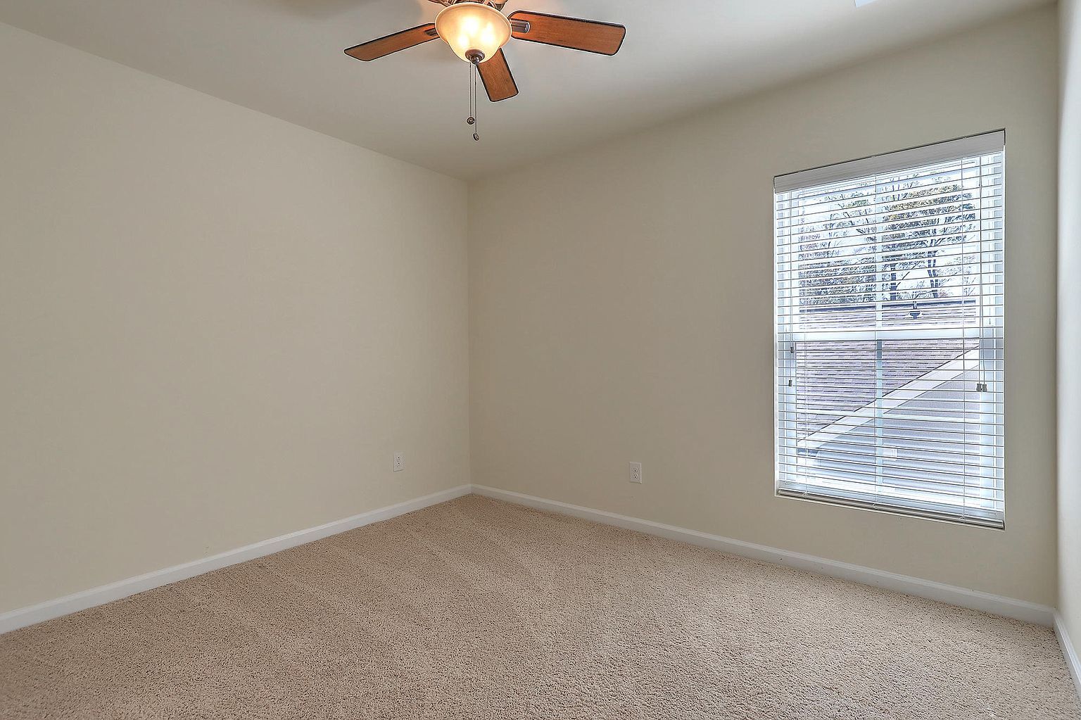 Building Photo - 1525 Oldenburg Dr