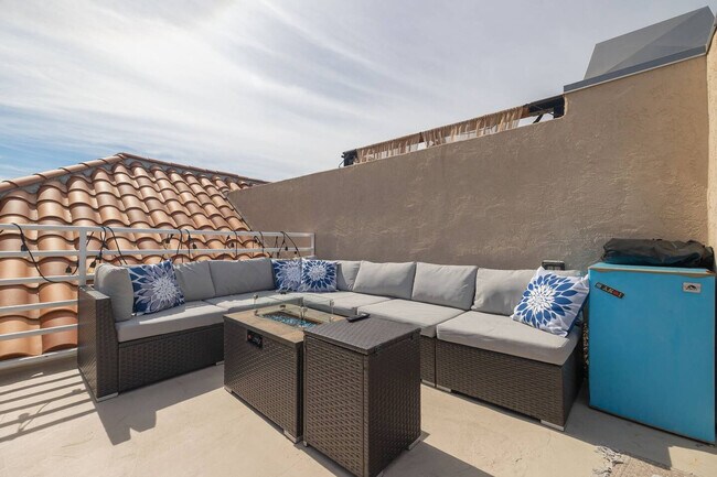 Building Photo - 1079 Sapphire St