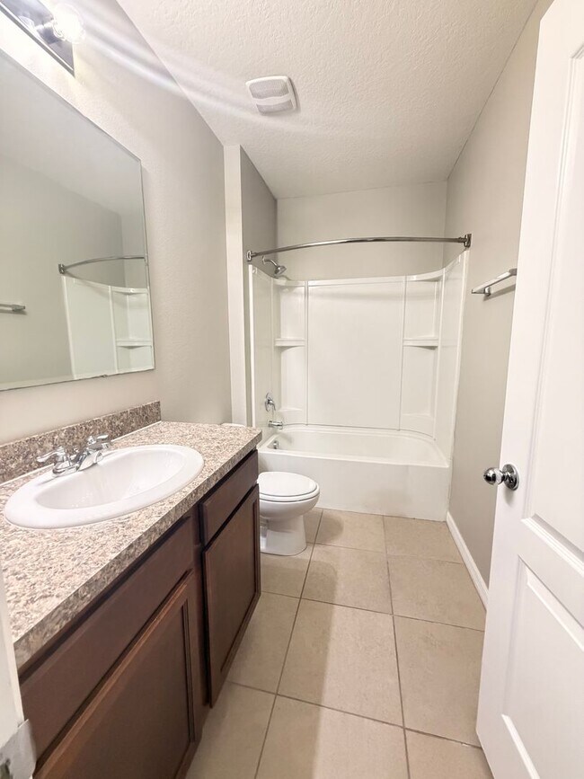 Building Photo - 4 Bedroom, 2 bathroom, spacious home in Winter Haven ...