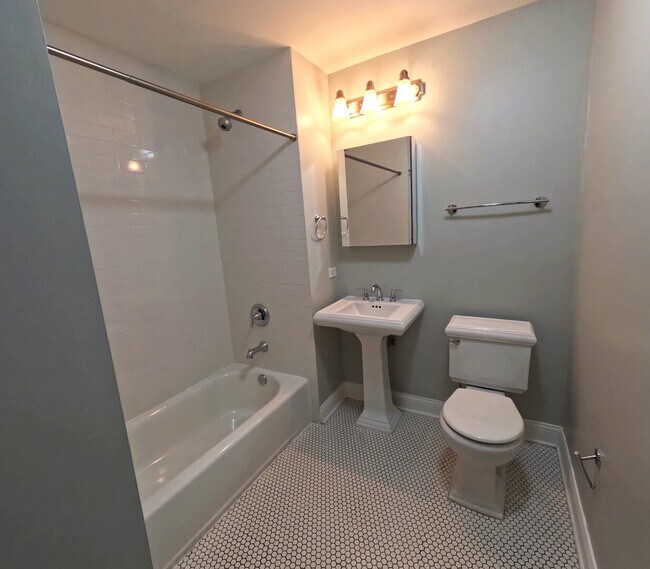 Building Photo - 851 N La Salle Dr